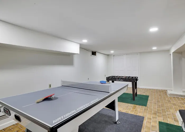 Tree-Lined Pocono Lake Cabin, Game Room On-Site!