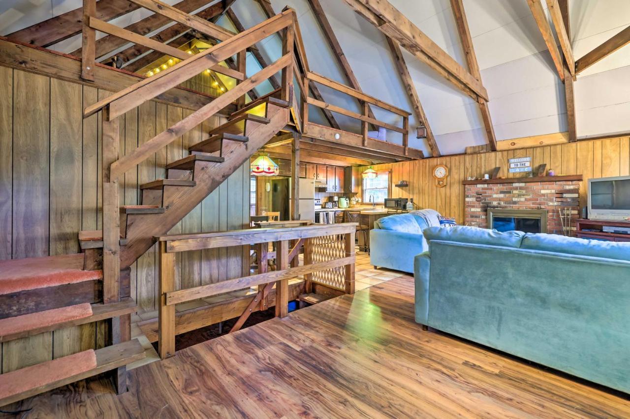 Tree-lined Pocono Cabin, Game On-site! Pocono Lake