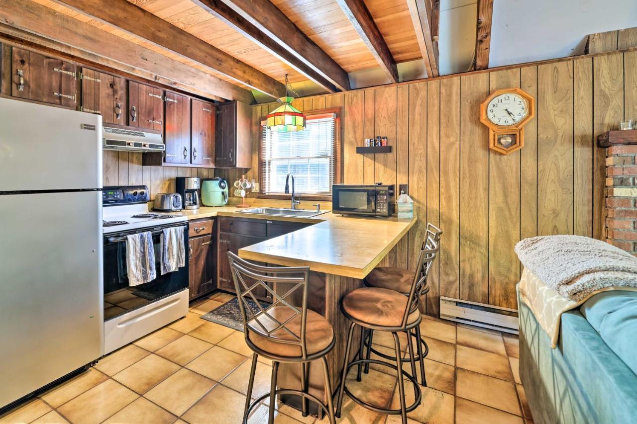 Tree-lined Pocono Cabin, Game On-site! Holiday home