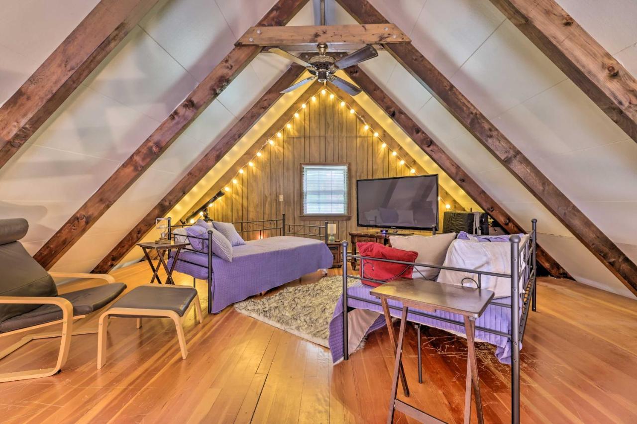 Tree-lined Pocono Cabin, Game On-site! * Pocono Lake