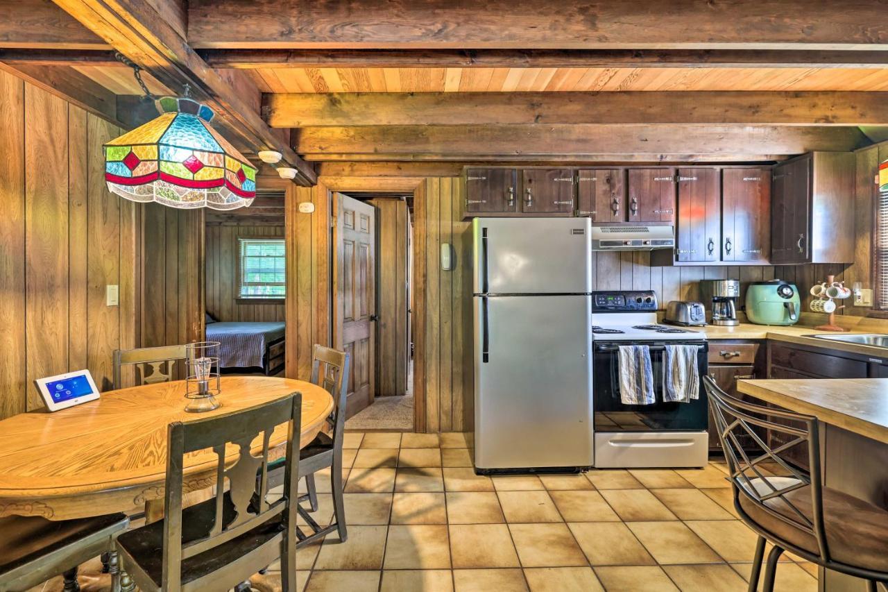 Tree-lined Pocono Cabin, Game On-site! Holiday home Pocono Lake