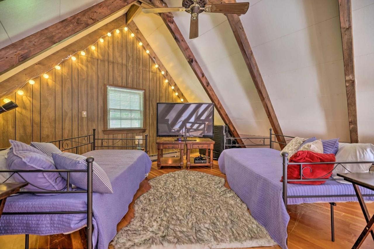 Tree-lined Pocono Cabin, Game On-site! * Pocono Lake