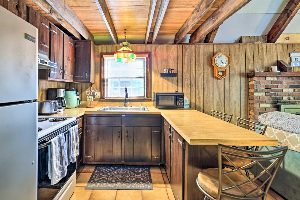 Tree-lined Pocono Cabin, Game On-site! *