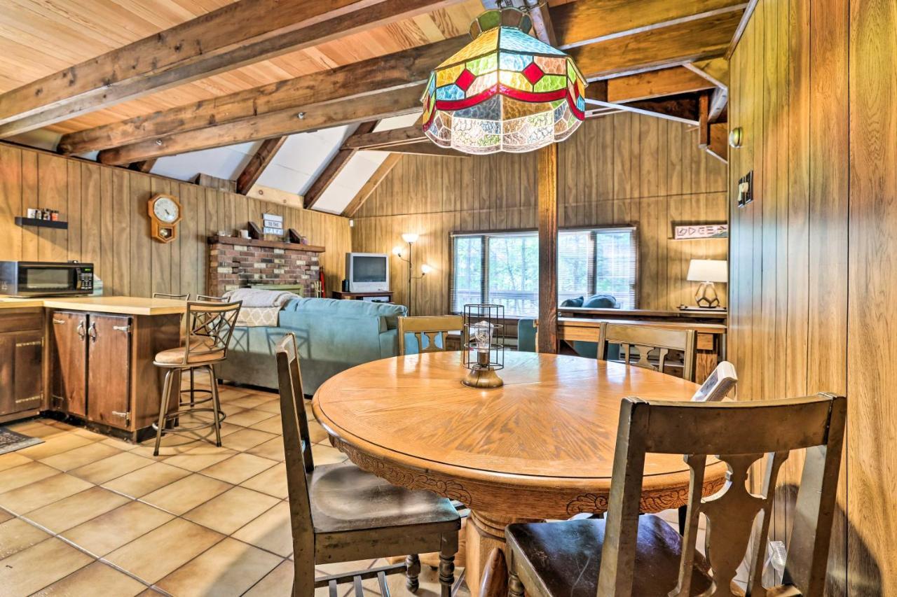 Holiday home Tree-lined Pocono Cabin, Game On-site! Pocono Lake