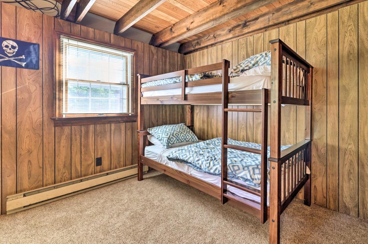 Tree-lined Pocono Cabin, Game On-site! Pocono Lake