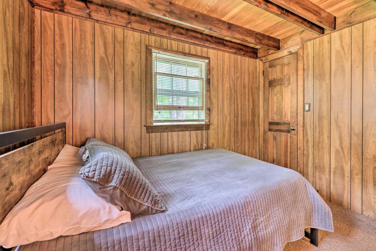 Holiday home Tree-lined Pocono Cabin, Game On-site! Pocono Lake
