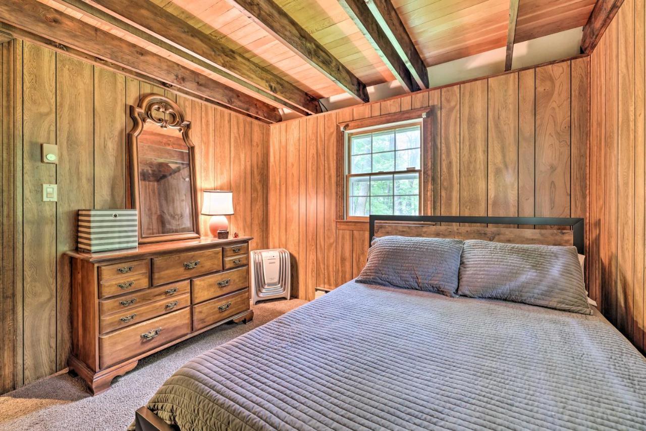 Tree-lined Pocono Cabin, Game On-site! Pocono Lake