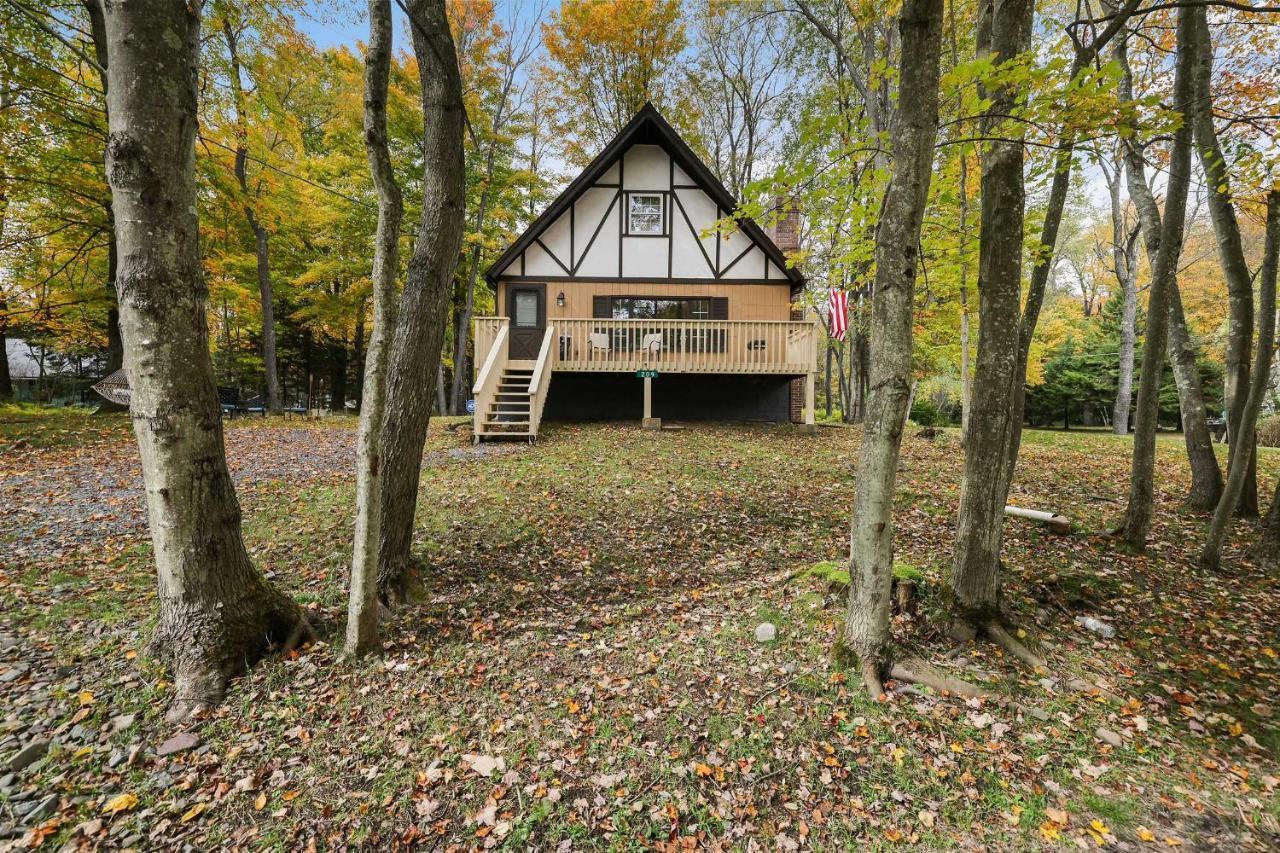 Holiday home Tree-lined Pocono Cabin, Game On-site!
