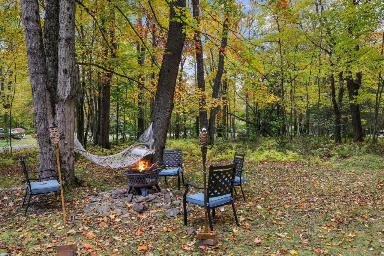 Tree-lined Pocono Cabin, Game On-site! *
