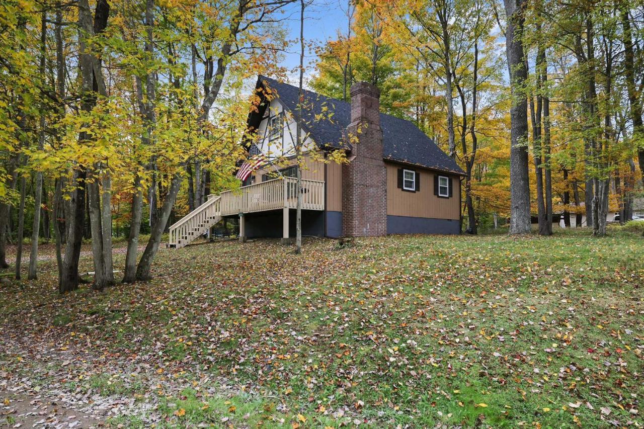 Tree-lined Pocono Cabin, Game On-site! * Pocono Lake