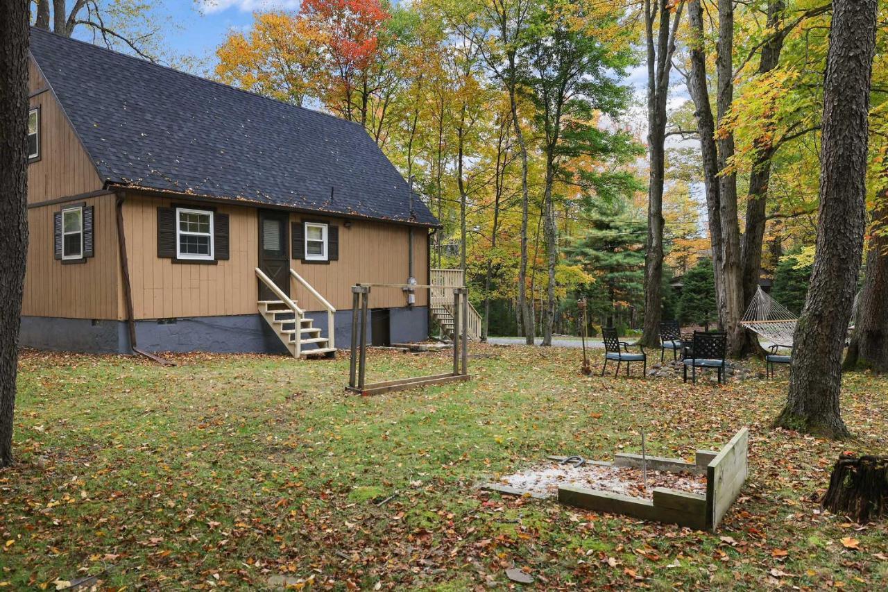 Tree-lined Pocono Cabin, Game On-site! Holiday home *