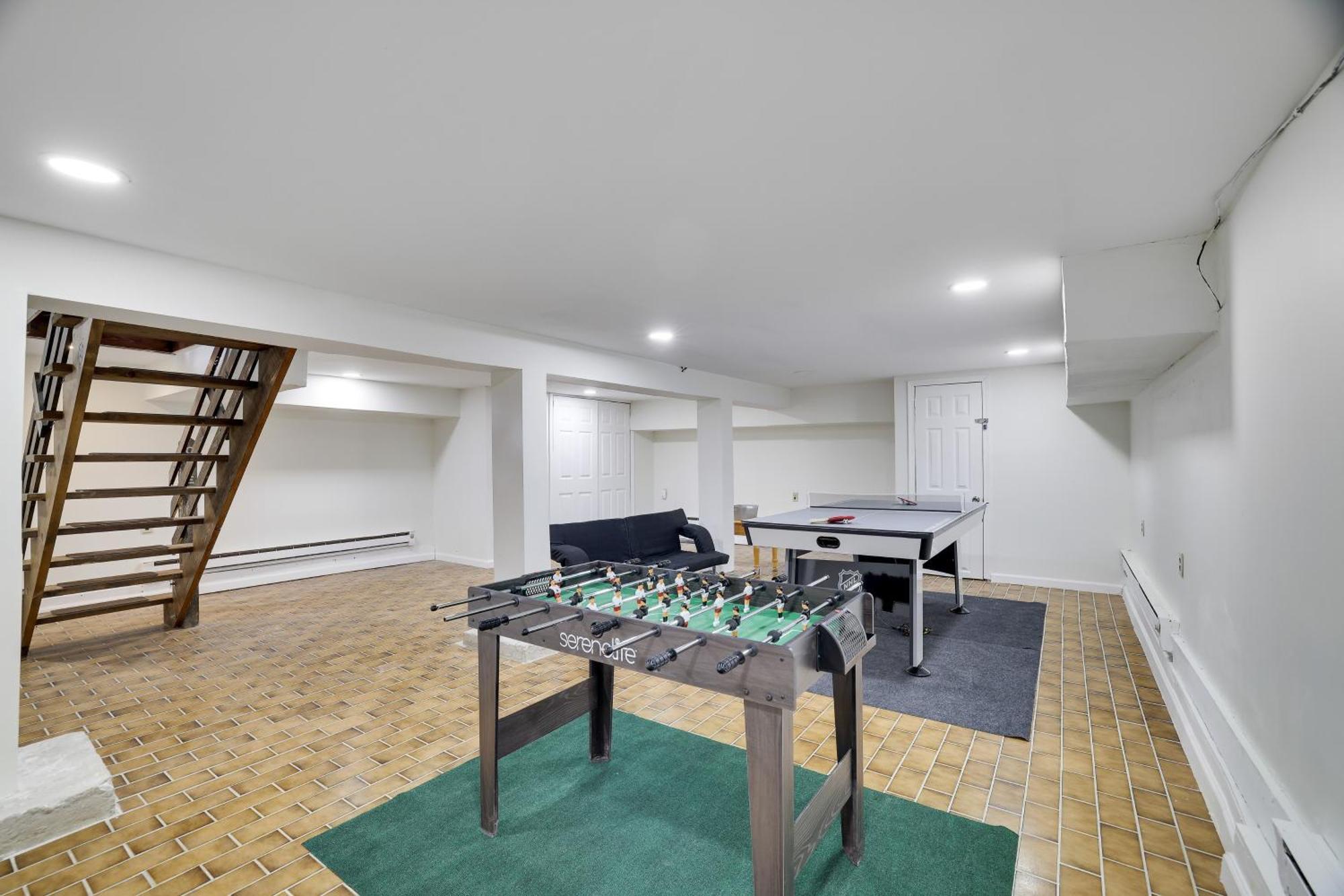Tree-lined Pocono Cabin, Game On-site! *