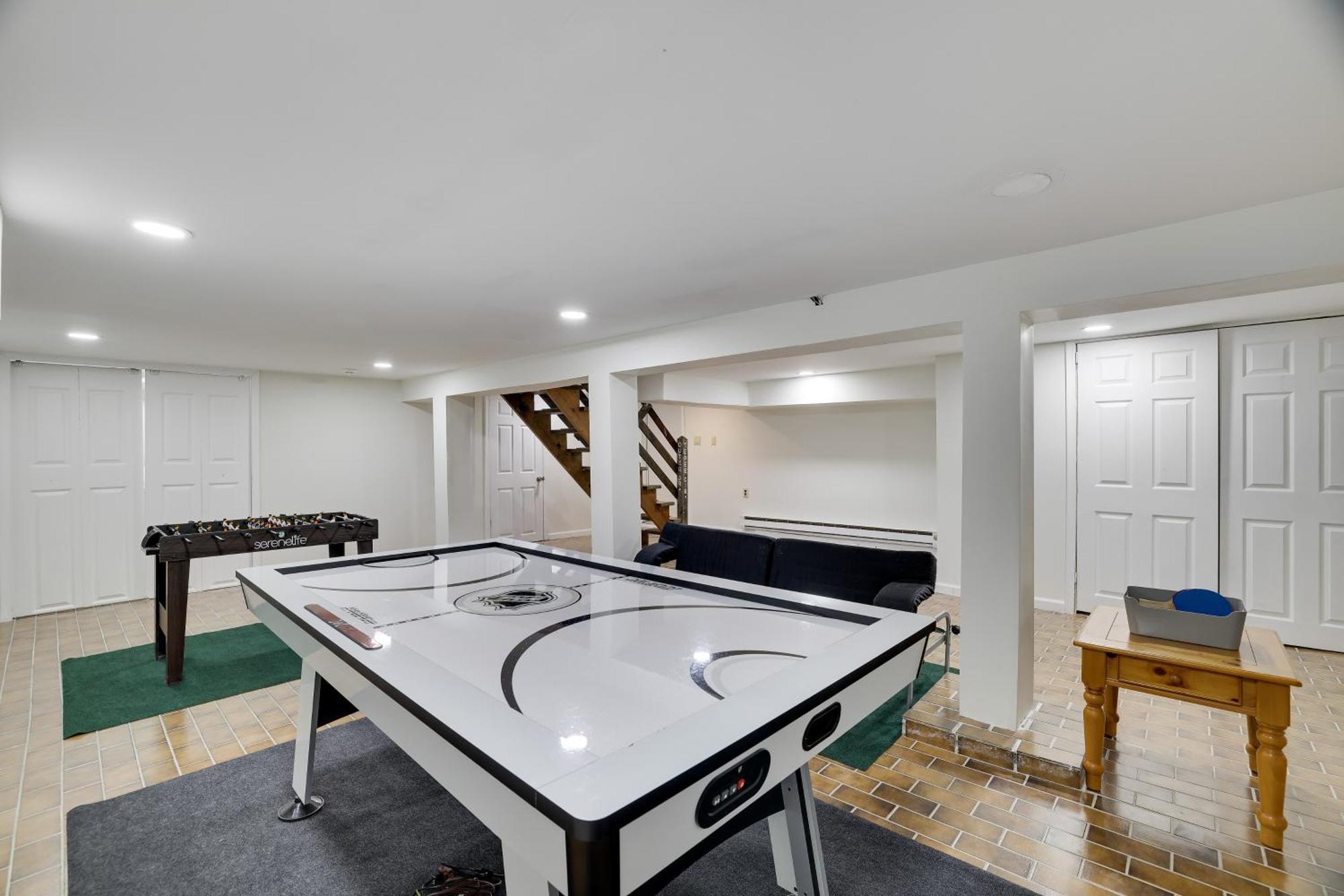 Tree-lined Pocono Cabin, Game On-site! Holiday home